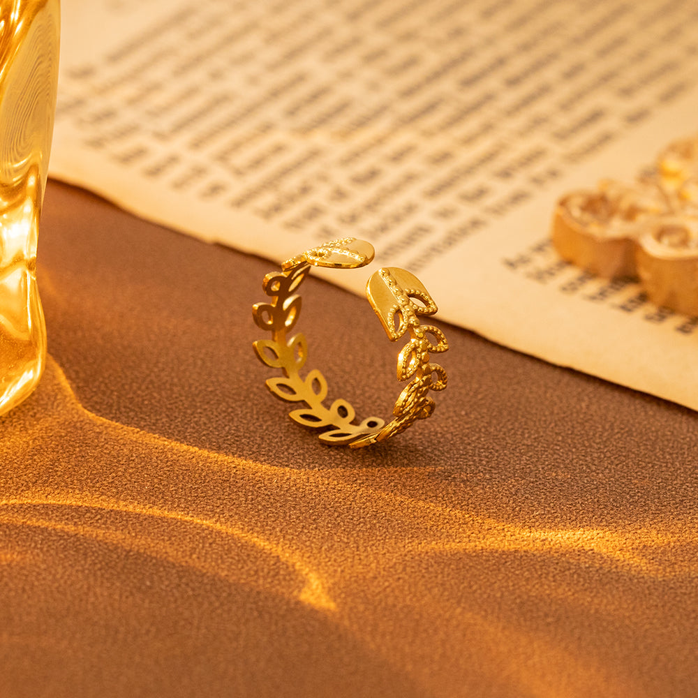 Golden Laurel Ring ✨🌿