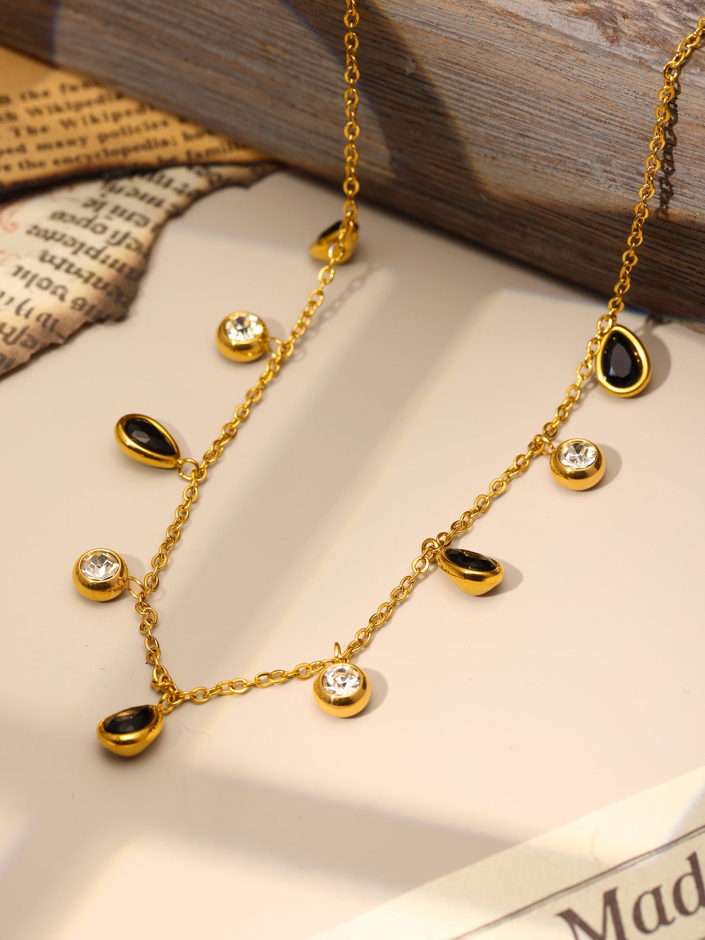 Dainty Gold Teardrop Charm Necklace(green)